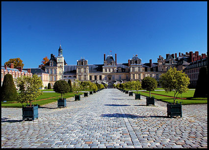 Château Fontainebleau from a distance