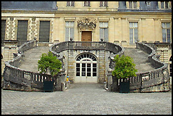 Horseshoe shaped staircase at Château Fontainebleau