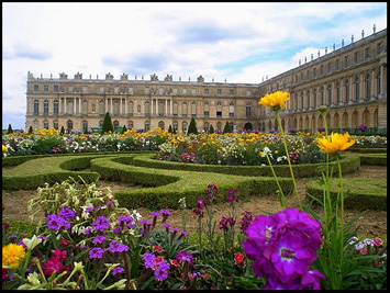 palace_of_versailles_courtyard.jpg